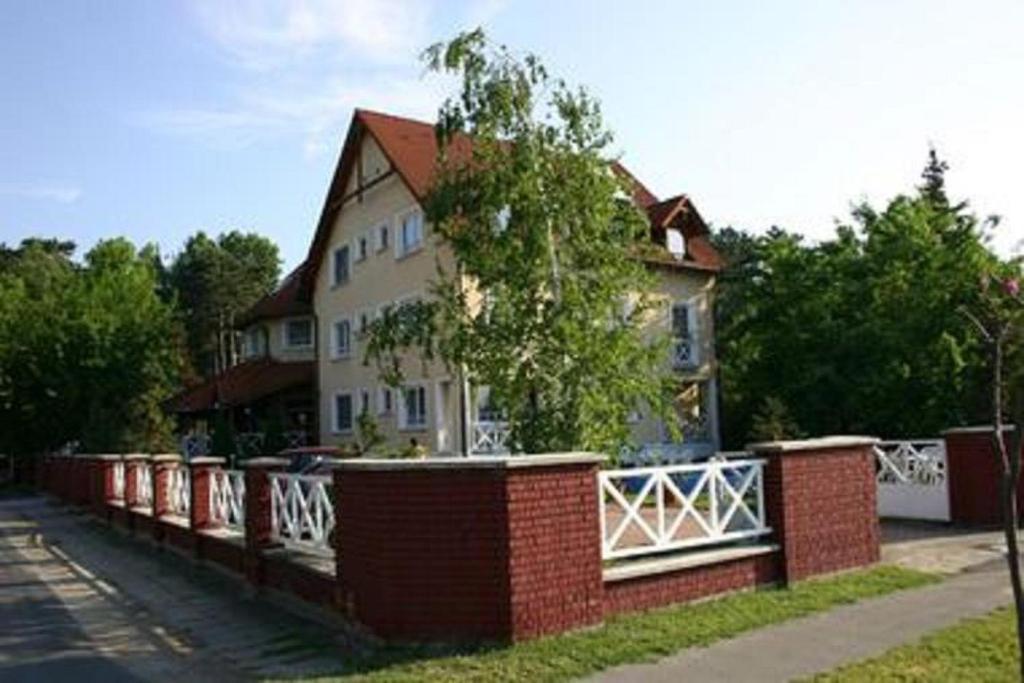 Hotel Francoise Balatonlelle Exterior foto