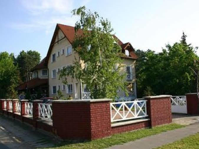 Hotel Francoise Balatonlelle Exterior foto