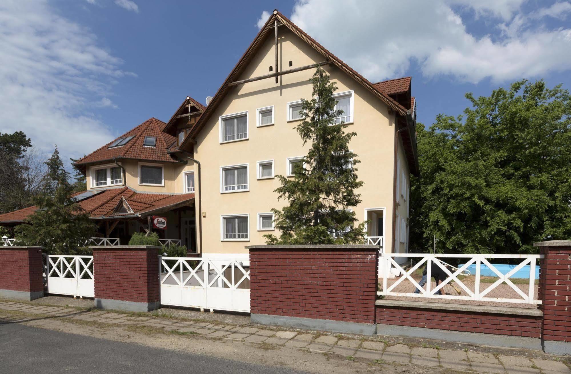 Hotel Francoise Balatonlelle Exterior foto